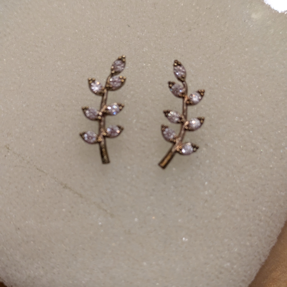 Earing Elegant Gold and Silver Leaf Earrings